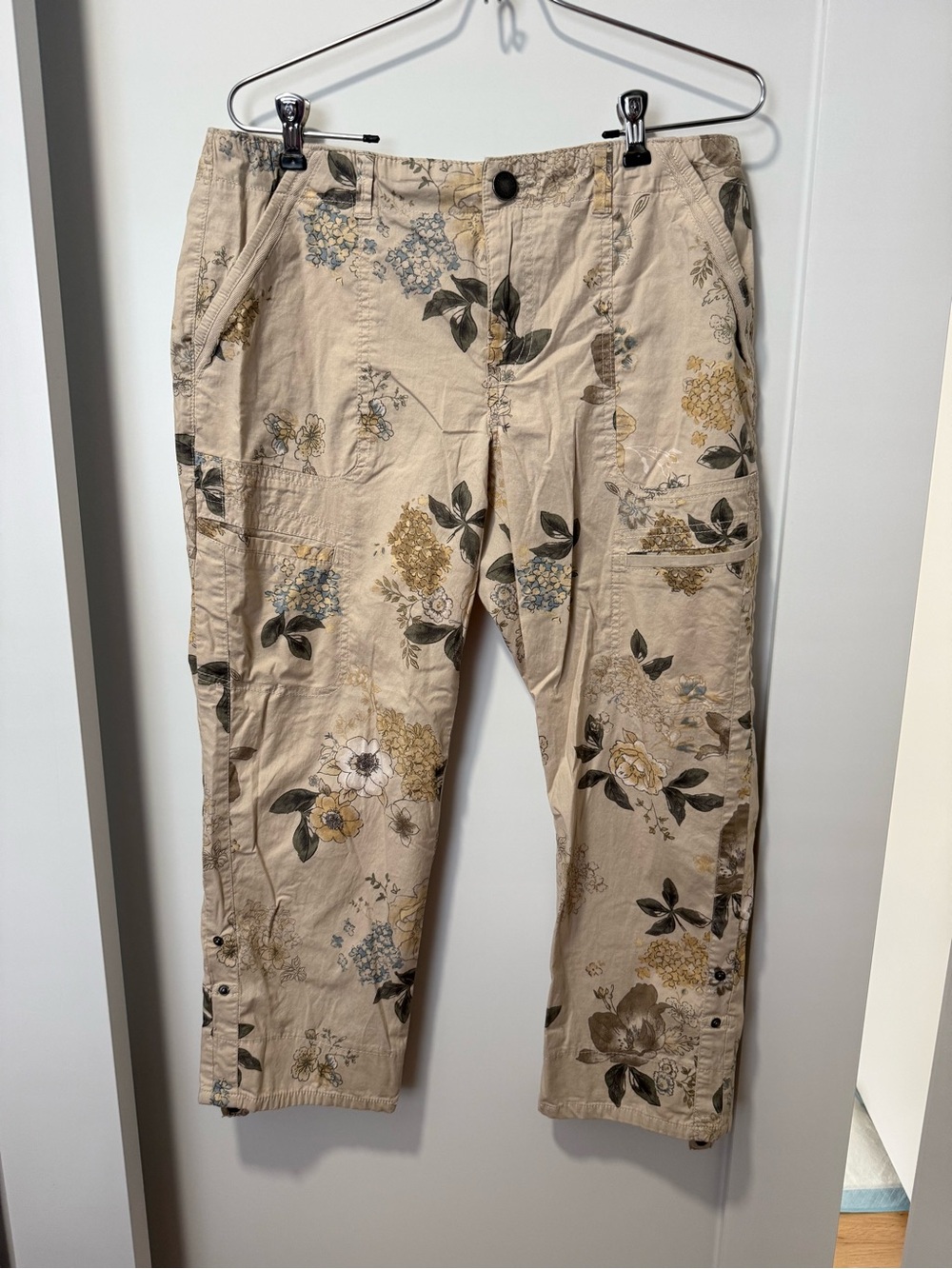 Democracy Flexellent Beige Floral Cargo Pants
